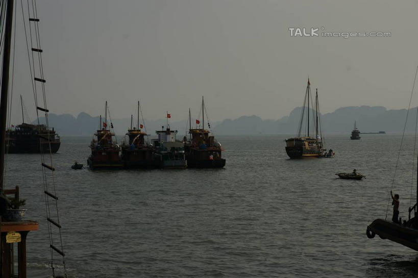无人,横图,室外,白天,正面,旅游,度假,海浪,海洋,美景,山,山脉,船,越南,亚洲,波纹,景观,浪花,山峰,木船,涟漪,山峦,娱乐,倒影,水纹,天空,自然,海水,交通工具,波浪,群山,天,享受,休闲,景色,放松,东南亚,倒映,舟,自然风光,载具,海景,下龙湾,越南社会主义共和国,水晕,自然遗产,广宁省,反照,大海,风浪,海,海水的波动,近岸浪,涌浪,彩图,shzyn1
