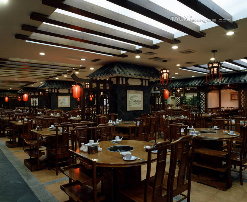 无人,餐厅,横图,室内,白天,正面,壁纸,餐桌,天花板,桌子,餐具,椅子,照明,阴影,装饰,光线,碟子,盘,影子,木椅,走道,走廊,过道,灯光,顶灯,灯,盘子,餐巾,灯具,碟,餐台,华丽,修饰,照亮,点缀,照明设备,衬托,美观,雅致,雅观,保洁方巾,口布,墙纸,彩图,餐馆,饭店,饭馆,szzm1