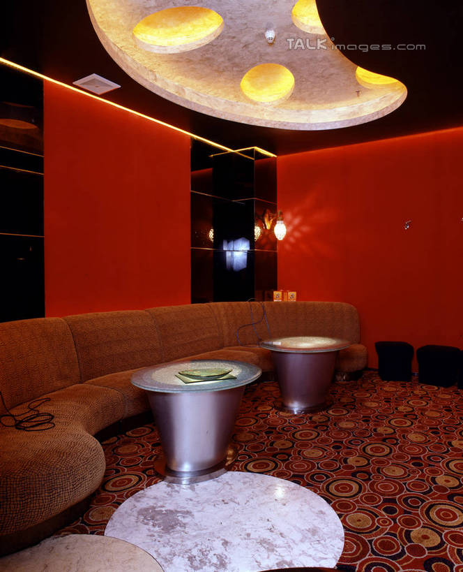 无人,竖图,室内,白天,正面,聚会,奢侈,夜生活,沙发,桌子,玻璃,照明,阴影,光线,影子,墙,灯光,茶几,娱乐,顶灯,墙壁,墙面,玻璃制品,灯,红色,灯具,休闲,放松,夜店,照亮,照明设备,夜总会,布艺沙发,彩图,szzm1