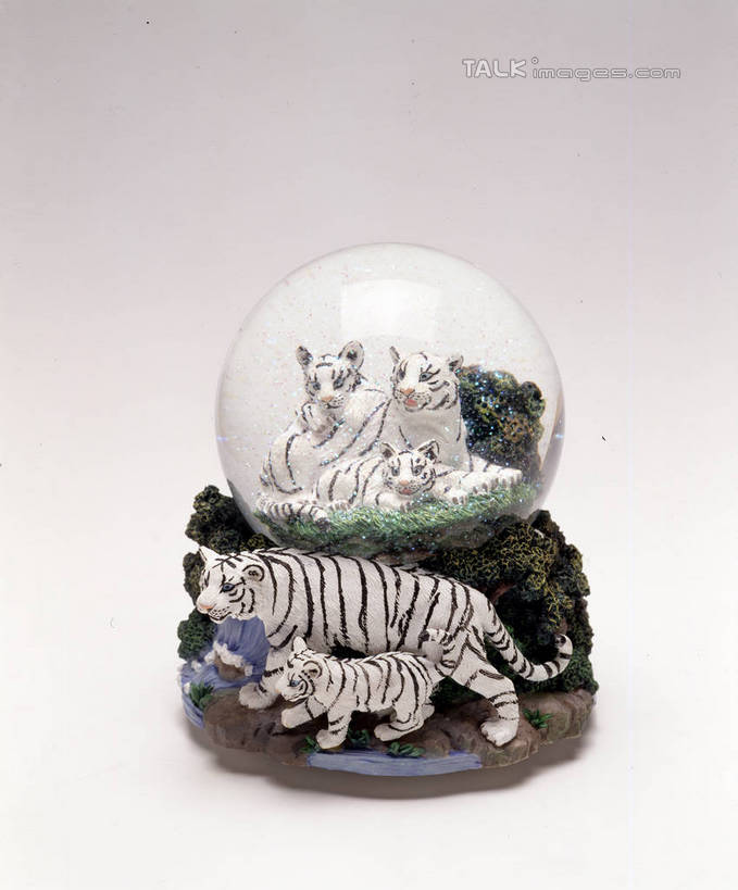 无人,站,竖图,室内,特写,白天,正面,游戏,哺乳动物,虎,野生动物,静物,玩具,三只,阴影,灰色背景,透明,反射,影子,玩,注视,娱乐,一个,动物,玻璃球,观察,看,站着,休闲,球体,水晶球,益智,摄影,影棚,单个,观看,活动,察看,发泄,关注,消遣,智力,凶猛,宣泄,残暴,凶残,老虎,玩耍,嬉戏,站立,彩图,全身,影棚拍摄,拍摄,szzm1