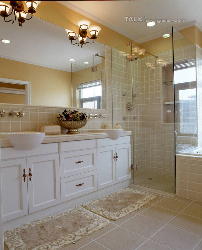 无人,家,竖图,室内,白天,正面,化妆,美容,别墅,柜子,家具,镜子,天花板,卫生间,洗手间,浴室,装修,建筑,纺织品,照明,欧式,阴影,装饰,反射,光线,水槽,水龙头,毯子,影子,房屋,墙,屋子,公寓,灯光,储物柜,豪华,建设,现代,水斗,装潢,洋房,楼房,吊灯,开关,墙壁,墙面,住宅,灯,纺织,化妆镜,灯具,垫子,室内装潢,打开,样板房,明亮,照亮,阀门,镜像,舒适,家居装潢,开启,镜面,照明设备,储存,防滑垫,房屋设计,地中海风格,古典风格,简约风格,室内设计,宽敞,样板房装潢,光学,水咀,储备,蕴藏,贮备,设计,厕所,淋浴房,彩图,冲凉房,房子,沐浴间,沐浴室,贮存,szzm1