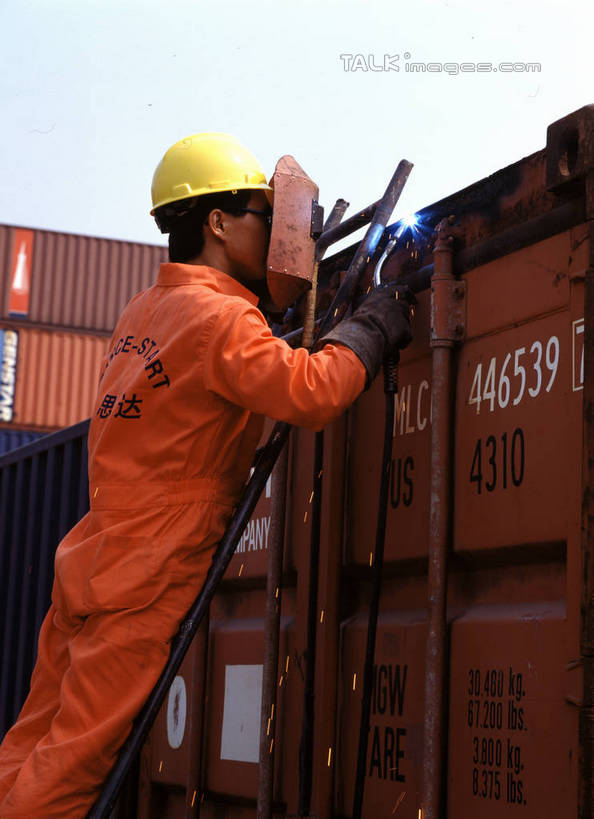 东方人,一个人,码头,站,举,攀登,竖图,室外,白天,侧面,工作服,制服,港口,帽子,亚洲,仅一个男性,仅一个人,仅一个中年男性,一排,许多,连接,握,阴影,组合,整齐,并列,并排,光线,梯子,头盔,影子,阶梯,木梯,集装箱,很多,黄种人,货柜,踩,排列,工人,黄色,蓝色,蓝天,天空,阳光,安全帽,箱子,天,踩着,托,站着,橙色,爬,握着,运输,晴朗,上升,电焊,焊接,紧固,队列,拼接,拼凑,平行,物流,焊枪,万里无云,拼合,凑集,聚合,撮合,牢固,一顶,登高,电弧焊,工作制服,集装箱码头,男人,男性,中年男性,亚洲人,员工,晴空,晴空万里,举起,举手,举着,攀爬,向上举,向上伸,向上托,站立,半身,彩图,工作套服,摆渡口,埠头,渡口,渡头,港湾,海港,货运码头,口岸,商港,匠人,劳动者,体力工,szzm1