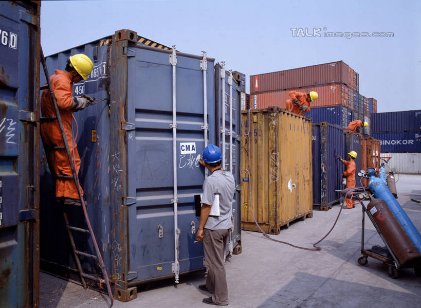 东方人,同事,码头,站,攀登,横图,室外,白天,侧面,工作服,制服,成功,合作,团队,集体,信心,港口,帽子,亚洲,一排,许多,连接,握,阴影,组合,整齐,并列,并排,光线,梯子,头盔,影子,阶梯,木梯,集装箱,很多,许多人,注视,黄种人,货柜,踩,队伍,排列,工人,黄色,蓝色,蓝天,天空,阳光,安全帽,箱子,天,踩着,低头,观察,看,站着,一群人,橙色,爬,握着,运输,晴朗,观看,上升,电焊,焊接,察看,领导,紧固,成就,队列,关注,拼接,拼凑,平行,合伙,领袖,物流,焊枪,万里无云,拼合,凑集,聚合,撮合,牢固,一顶,登高,电弧焊,垂头,工作制服,集装箱码头,男人,男性,年轻男性,中年男性,亚洲人,员工,晴空,晴空万里,攀爬,站立,彩图,全身,工作套服,摆渡口,埠头,渡口,渡头,港湾,海港,货运码头,口岸,商港,匠人,劳动者,体力工,szzm1