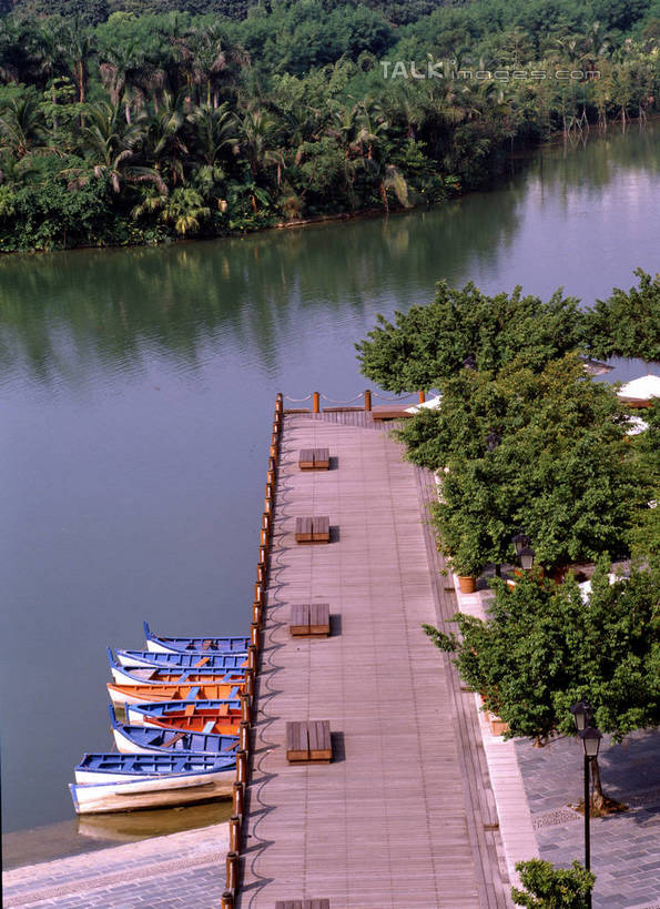 无人,码头,竖图,俯视,室外,白天,旅游,度假,草地,草坪,湖,湖泊,美景,水,植物,港口,船,停靠,阴影,光线,影子,湖面,景观,水流,水面,两艘,娱乐,草,绿色,倒影,阳光,自然,交通工具,湖水,享受,休闲,景色,放松,游乐设施,倒映,舟,停泊,自然风光,载具,脚踏船,游艇码头,反照,彩图,高角度拍摄,摆渡口,埠头,渡口,渡头,港湾,海港,口岸,szzm1