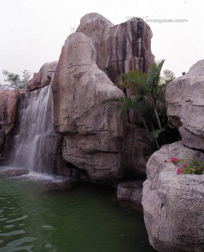 无人,竖图,室外,白天,正面,旅游,度假,河流,石头,美景,瀑布,山,水,飞溅,艺术,溅,石子,液体,手工艺品,河水,景观,山峰,水滴,水流,山峦,文化,娱乐,水珠,天空,自然,工艺品,天,享受,休闲,假山,景色,放松,高雅,喷洒,自然风光,自信心,品位,跌水,石块,岩石,彩图,小山,szzm1