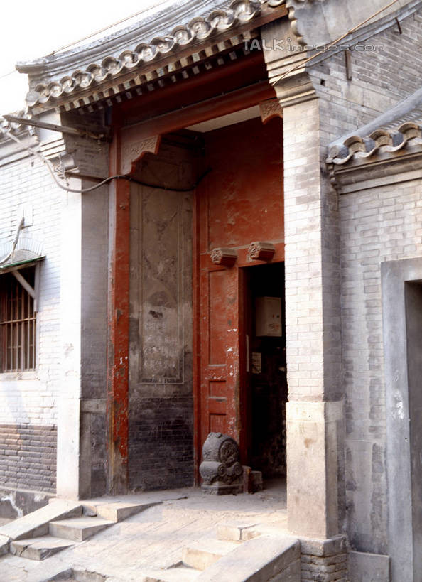 无人,故宫,竖图,室外,白天,正面,旅游,度假,名胜古迹,楼梯,门,标志建筑,地标,建筑,北京,中国,亚洲,阴影,遗迹,光线,瓦片,影子,阶梯,屋顶,院子,首都,顶棚,瓦,古迹,文物,娱乐,建设,古建筑,台阶,阳光,门框,紫禁城,享受,休闲,旅游胜地,放松,建造,四合院,古文明,东亚,屋瓦,中华人民共和国,东城区,北京市,京,北平,华北地区,彩图,故宫博物院,北京紫禁城,北京故宫,szzm1