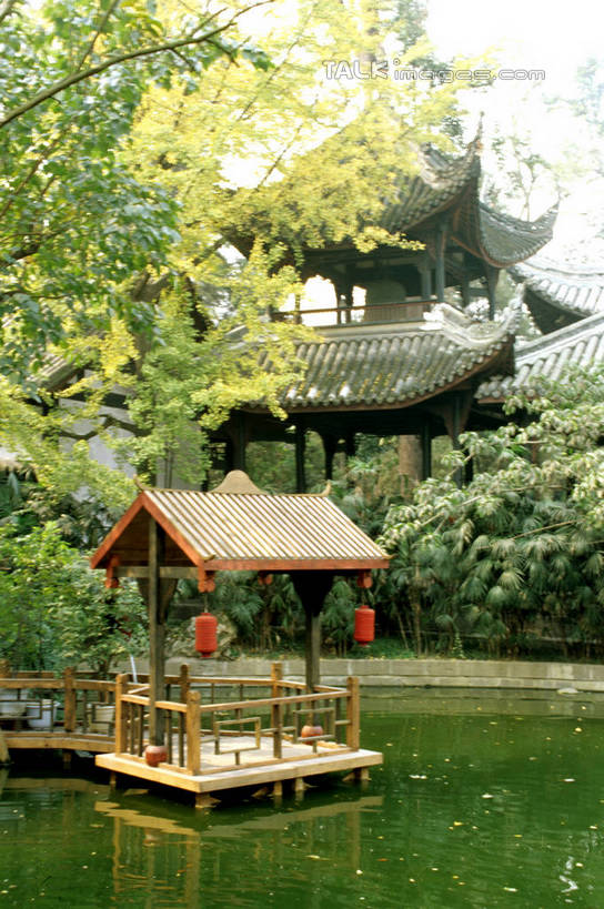 无人,家,木屋,竖图,室外,白天,正面,旅游,度假,湖,湖泊,美景,水,建筑,阴影,光线,瓦片,影子,房屋,楼阁,屋子,湖面,景观,水流,水面,瓦,娱乐,楼房,住宅,蓝色,蓝天,天空,阳光,自然,湖水,天,享受,休闲,景色,放松,建造,晴朗,自然风光,屋瓦,万里无云,晴空,晴空万里,彩图,房子,茅舍,茅屋,棚屋,小木屋,小屋,架空,szzm1