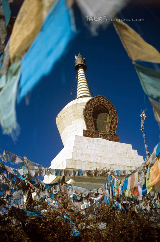 无人,寺庙,竖图,室外,白天,仰视,旅游,度假,名胜古迹,标志建筑,地标,建筑,阴影,节日,遗迹,光线,影子,古迹,文化,文物,娱乐,建设,古建筑,经幡,蓝色,蓝天,天空,阳光,庙宇,天,祈祷,享受,休闲,健康,旅游胜地,放松,许愿,宗教,佛教,信仰,晴朗,纪念,祈求,古文明,万里无云,风马旗,释教,平安,晴空,晴空万里,彩图,低角度拍摄,庙,寺,szzm1