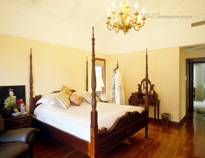 无人,家,横图,室内,白天,正面,化妆,美容,别墅,窗户,床,家具,镜子,靠垫,卧室,装修,桌面,桌子,建筑,椅子,照明,欧式,阴影,装饰,反射,光线,影子,房屋,双人床,屋子,公寓,灯光,床单,靠枕,梳妆台,豪华,被子,建设,现代,装潢,洋房,楼房,吊灯,玻璃窗,住宅,灯,灯具,垫子,室内装潢,枕头,化妆台,样板房,明亮,照亮,镜像,梳妆镜,舒适,被单,贵妃椅,家居装潢,镜面,照明设备,房屋设计,地中海风格,古典风格,简约风格,室内设计,宽敞,样板房装潢,光学,设计,彩图,房子,睡房,卧房,贵妃榻,szzm1