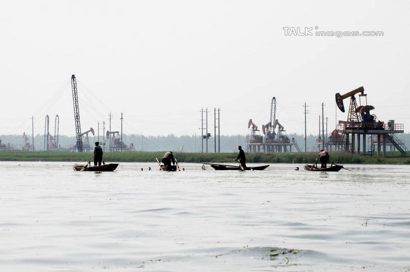 划船,东方人,四个人,伙伴,朋友,渔夫,站,横图,室外,白天,旅游,度假,友谊,石油,草地,草坪,河流,美景,水,植物,船,中国,亚洲,握,阴影,环保,电力,光线,钢材,船桨,电缆,电线,影子,支架,河水,景观,水流,木船,水草,拿,拿着,黄种人,娱乐,电塔,江苏,捕鱼,草,渔民,背面,绿色,天空,阳光,自然,交通工具,天,驾驶,行驶,站着,享受,休闲,和谐,景色,放松,握着,能源,操纵,支撑,生态,回收,控制,资源,舟,自然风光,载具,供电设备,开采,三艘,钻井,油田,利用,低碳,东亚,操控,循环,高压电塔,高压输电线,江苏省,扬州,中华人民共和国,华东地区,苏,把持,江苏油田,扬州市,高压电线塔,高压塔,持续,友情,男人,男性,中年男性,亚洲人,捕鱼人,打鱼人,站立,彩图,全身,tascy1