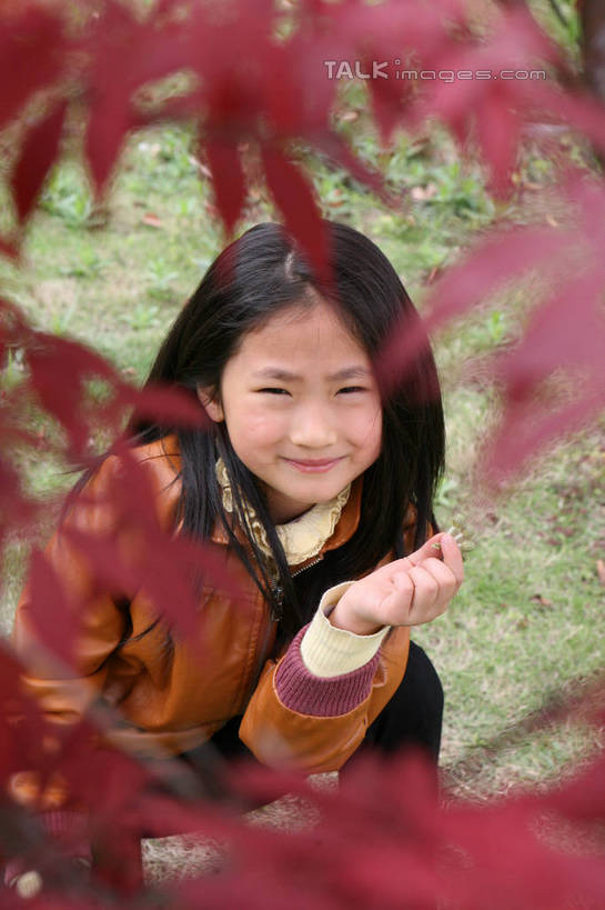 东方人,儿童,一个人,公园,蹲,举,笑,微笑,竖图,俯视,室外,白天,纯洁,草地,草坪,秋季,树林,植物,枫树,亚洲,仅一个女性,仅一个人,服装,棕色,注视,休闲装,黄种人,草,树,树木,小孩,衣服,红色,绿色,黑色,自然,看,托,仅一个小孩,休闲,休闲服,可爱,童年,童趣,服饰,生长,成长,关注,童真,烂漫,无邪,天真,女孩,女人,女性,亚洲人,孩子,长发,秋,秋天,蹲着,举起,举手,举着,抬头,向上举,向上伸,向上托,仰头,半身,彩图,高角度拍摄,女生,tascy1