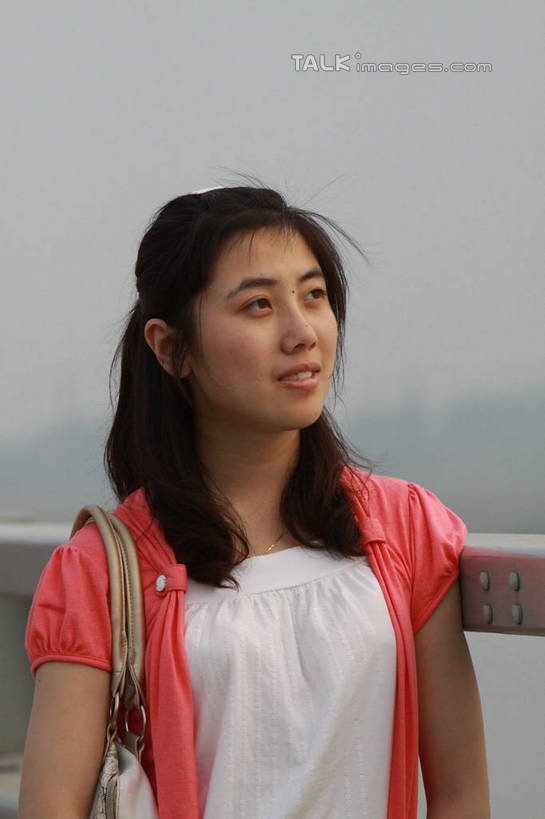 东方人,背,一个人,栏杆,站,竖图,室外,白天,正面,山,雾,亚洲,仅一个年轻女性,仅一个女性,仅一个人,服装,朦胧,模糊,包,皮包,山峰,围栏,山峦,注视,休闲装,黄种人,护栏,衣服,红色,天空,天,背着,观察,看,站着,休闲,休闲服,服饰,观看,单肩包,迷雾,察看,关注,年轻女性,女人,女性,亚洲人,大雾,站立,半身,彩图,tascy1