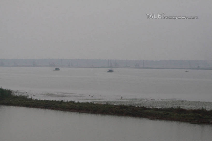 无人,横图,俯视,室外,白天,旅游,度假,河流,美景,山,山脉,水,船,阴影,光线,影子,河水,景观,山峰,水流,辽阔,木船,地面,山峦,两艘,娱乐,倒影,天空,阳光,自然,交通工具,群山,天,驾驶,行驶,享受,休闲,广阔,景色,放松,一望无际,操纵,波光粼粼,控制,倒映,舟,自然风光,载具,延伸,操控,天地相交,把持,无边无际,一马平川,反照,彩图,高角度拍摄,tascy1