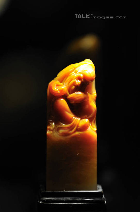 东方人,胡须,一个人,无人,坐,笑,微笑,竖图,室内,特写,白天,正面,静物,雕塑,亚洲,仅一个男性,仅一个人,阴影,朦胧,模糊,艺术,装饰,光线,纹路,木制,雕刻,雕像,纹理,影子,灯光,立方体,黄种人,石雕,一个,木制品,工艺品,仅一个老年男性,单个,纪念,印章,美术,主题,底座,陈列,肌理,功能,美学,田黄,田黄石,老年男性,男人,男性,亚洲人,胡子,络腮胡,坐着,彩图,全身,yzdzj1