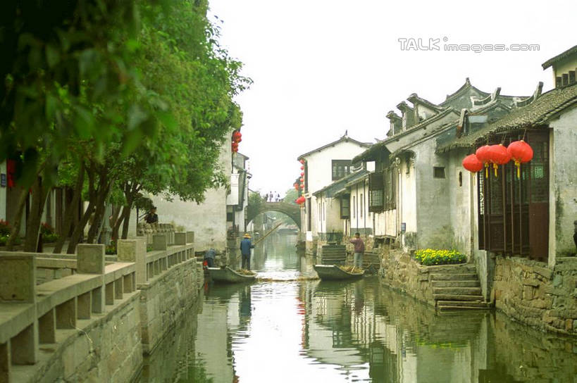 东方人,两个人,家,站,横图,室外,白天,正面,旅游,度假,河流,美景,水,植物,周庄,中国,亚洲,许多,悬挂,阴影,光线,灯笼,影子,房屋,屋子,河水,景观,水流,黄种人,娱乐,江苏,苏州,民居,住宅,树,树木,红色,蓝色,绿色,倒影,蓝天,天空,阳光,自然,天,站着,享受,休闲,景色,放松,水乡,生长,成长,自然风光,东亚,江苏省,苏州市,昆山,昆山市,中华人民共和国,华东地区,苏,中国第一水乡,男人,男性,女人,女性,中年男性,中年女性,亚洲人,站立,彩图,全身,房子,yzdzj1