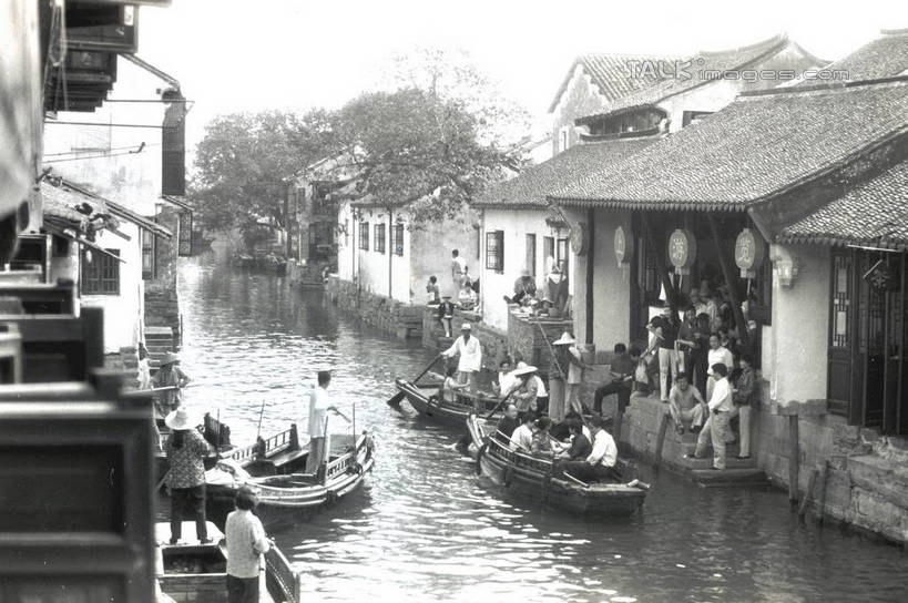 东方人,家,坐,横图,俯视,黑白,室外,白天,旅游,度假,河流,美景,水,植物,船,周庄,中国,亚洲,许多,悬挂,阴影,光线,灯笼,影子,房屋,屋子,河水,景观,水流,木船,许多人,黄种人,娱乐,江苏,苏州,民居,住宅,树,树木,红色,蓝色,绿色,蓝天,天空,阳光,自然,交通工具,天,行驶,一群人,享受,休闲,景色,放松,水乡,生长,成长,舟,四艘,自然风光,东亚,江苏省,苏州市,昆山,昆山市,中华人民共和国,华东地区,苏,中国第一水乡,男人,男性,女人,女性,中年男性,中年女性,亚洲人,坐着,高角度拍摄,全身,房子,yzdzj1