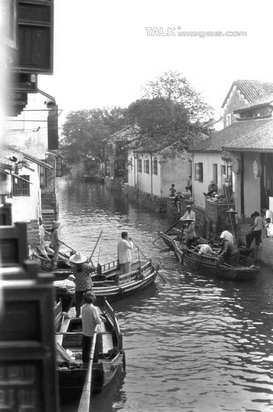 东方人,家,坐,竖图,俯视,黑白,室外,白天,旅游,度假,河流,美景,水,植物,船,周庄,中国,亚洲,许多,阴影,光线,影子,房屋,屋子,河水,景观,水流,木船,许多人,黄种人,娱乐,江苏,苏州,民居,住宅,树,树木,蓝色,绿色,蓝天,天空,阳光,自然,交通工具,天,行驶,一群人,享受,休闲,景色,放松,水乡,生长,成长,舟,四艘,自然风光,东亚,江苏省,苏州市,昆山,昆山市,中华人民共和国,华东地区,苏,中国第一水乡,男人,男性,女人,女性,中年男性,中年女性,亚洲人,坐着,高角度拍摄,全身,房子,yzdzj1