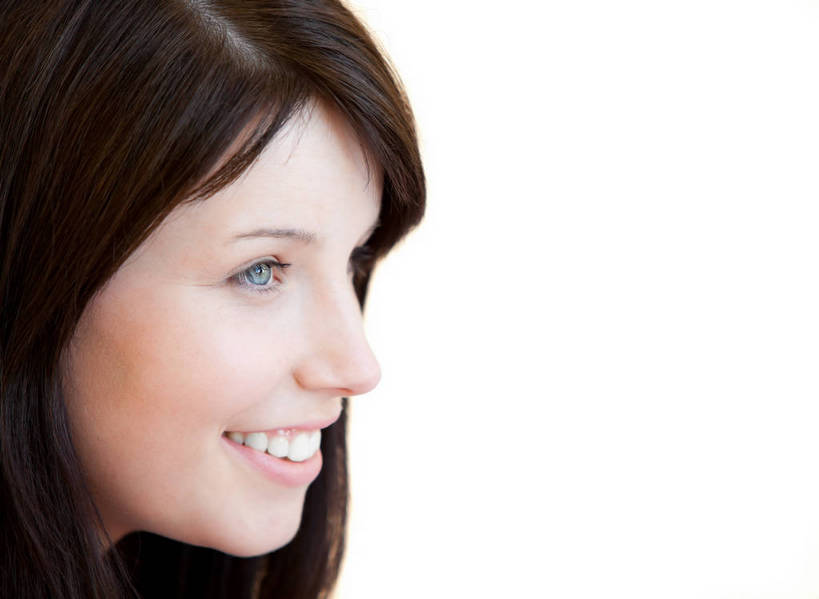 西方人,脸,头,脸颊,头发,一个人,站,笑,微笑,露齿笑,横图,室内,特写,白天,白色背景,侧面,欧洲,欧洲人,仅一个年轻女性,仅一个女性,仅一个人,阴影,反射,影子,棕色,注视,观察,看,站着,摄影,影棚,观看,察看,关注,年轻女性,女人,女性,白种人,头部,长发,直发,脸部,脸蛋,面部,站立,半身,彩图,影棚拍摄,拍摄