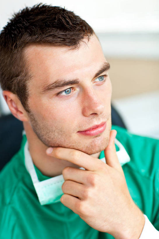 西方人,脸,头,脸颊,手,一个人,医生,坐,竖图,室内,特写,白天,正面,工作服,制服,欧洲,欧洲人,仅一个男性,仅一个人,撑,阴影,反射,分离,影子,过滤,分开,托腮,注视,肩膀,仅一个年轻男性,一个,口罩,观察,看,托,医护人员,医疗人员,手部,隔断,遮掩,单个,观看,单手,隔离,察看,卫生,掩盖,遮挡,关注,净化,托下巴,间隔,防护服,预防,隔离服,无菌服,遮盖,防尘,掩饰,断绝,隔开,屏蔽,屏绝,远离,中断,阻遏,阻隔,工作制服,单手托腮,男人,男性,年轻男性,白种人,头部,脸部,脸蛋,面部,大夫,坐着,半身,彩图,工作套服,防静电工装,隔工作服,洁净工装,洁净工作服,净化服,无尘工作服,无尘衣