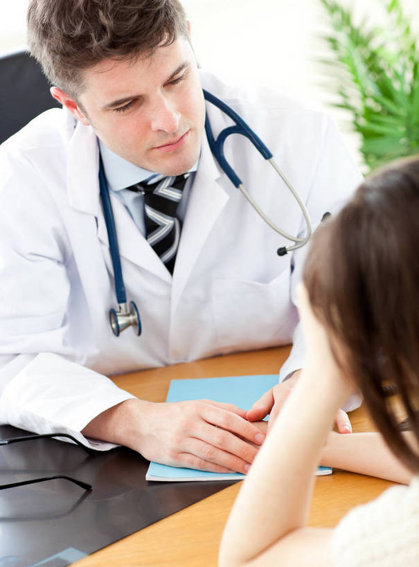 西方人,两个人,医生,病人,办公室,医院,坐,竖图,俯视,室内,白天,植物,家具,桌子,椅子,欧洲,欧洲人,一副,撑,阴影,反射,材料,档案,盆栽,文件,眼镜,影子,纸,办公桌,领带,盆景,托腮,注视,绿色,自然,会议椅,手稿,听诊器,资料,观察,看,托,医护人员,医疗人员,生长,成长,观看,办公椅,证明,察看,医疗设备,象征,庄重,关注,托下巴,文档,病患,医疗器械,身份,医疗工具,近视眼镜,把脉,医疗机构,办公家具,正式,地位,商务椅,培训椅,切脉,评脉,检测工具,单手托腮,男人,男性,年轻男性,年轻女性,女人,女性,白种人,大夫,患者,就医者,坐着,半身,彩图,高角度拍摄,病院,诊所