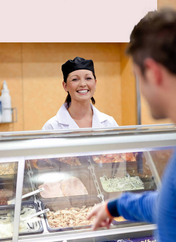 西方人,背部,两个人,店员,餐厅,站,笑,微笑,露齿笑,竖图,室内,白天,正面,工作服,制服,窗户,落地窗,橱窗,帽子,欧洲,欧洲人,握,指,服装,拿,拿着,注视,指点,休闲装,顾客,玻璃窗,衣服,观察,看,站着,营业员,休闲,食堂,休闲服,握着,服饰,观看,察看,指向,关注,厨师帽,玻璃橱窗,销售人员,工作制服,主顾,男人,男性,年轻男性,年轻女性,女人,女性,白种人,售货员,站立,半身,彩图,工作套服,餐馆,饭店,饭馆