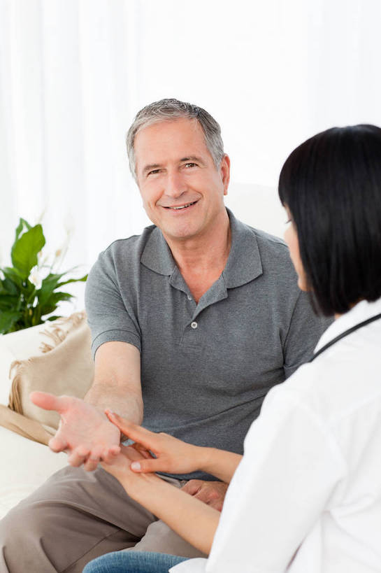 西方人,两个人,医生,病人,医院,坐,笑,微笑,露齿笑,竖图,室内,白天,正面,工作服,制服,植物,欧洲,欧洲人,服装,盆栽,盆景,注视,休闲装,衣服,绿色,自然,听诊器,观察,看,医护人员,医疗人员,休闲,休闲服,服饰,生长,成长,观看,察看,医疗设备,关注,病患,医疗器械,医疗工具,把脉,医疗机构,工作制服,切脉,评脉,检测工具,老年男性,男人,男性,年轻女性,女人,女性,白种人,大夫,患者,就医者,坐着,半身,彩图,工作套服,病院,诊所