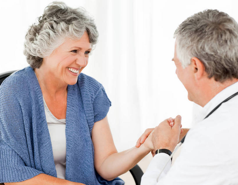 西方人,两个人,医生,病人,医院,坐,笑,微笑,露齿笑,横图,俯视,室内,白天,欧洲,欧洲人,服装,注视,相视,衣服,白色,听诊器,观察,看,医护人员,医疗人员,面对面,服饰,观看,对视,察看,医疗设备,互视,衣着,白大褂,穿着,关注,病患,医疗器械,相对,医疗工具,实验服,把脉,医疗机构,相看,衣饰,切脉,评脉,检测工具,老年男性,老年女性,男人,男性,女人,女性,白种人,大夫,患者,就医者,坐着,半身,彩图,高角度拍摄,病院,诊所,实验衣