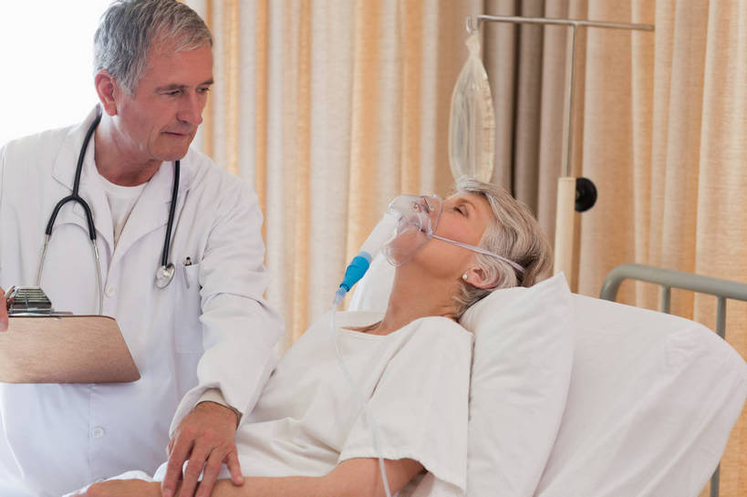 西方人,老年人,两个人,医生,病人,医院,站,躺,横图,室内,白天,正面,窗帘,欧洲,欧洲人,阴影,不锈钢,装饰,反射,不锈钢制品,影子,注视,帘子,听诊器,低头,观察,看,站着,医护人员,医疗人员,遮阳,针管,针筒,注射,观看,华丽,修饰,点缀,察看,医疗,医疗设备,注射器,呼吸机,输液,白大褂,病服,关注,病患,医疗器械,打点滴,把脉,医疗机构,输液架,输液瓶,病号服,静脉输液,衬托,美观,雅致,雅观,医疗用具,切脉,评脉,卧着,老年男性,老年女性,男人,男性,女人,女性,白种人,大夫,患者,就医者,躺着,卧,站立,半身,彩图,病院,诊所,病患服,病人服,病员服