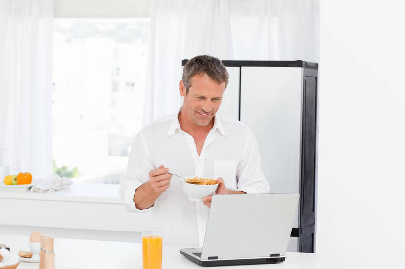 果汁,西方人,一个人,站,笑,微笑,露齿笑,横图,室内,白天,正面,早餐,电脑,笔记本电脑,餐桌,厨房,桌子,杯子,欧洲,欧洲人,仅一个男性,仅一个人,仅一个中年男性,握,服装,网络,电器,滤器,勺子,陶瓷,冰箱,谷物,橙汁,食品,陶瓷制品,饮品,拿,拿着,注视,休闲装,通讯设备,冷冻,美食,饮食,冷柜,玻璃制品,饮料,衣服,容器,水杯,冷藏柜,碗,低头,观察,看,站着,休闲,休闲服,握着,保健,服饰,冷藏,餐台,观看,储藏,麦片,察看,无线,家电,家用电器,甜橙,储存,关注,可口,通信设备,无线网络,无线上网,便携式电脑,漏勺,保鲜,适口,手提电脑,男人,男性,中年男性,白种人,玻璃杯,橙子,橙,站立,半身,彩图,灶间,鹄壳,黄橙,黄果,金橙,金环,金球,糖橙,贮存