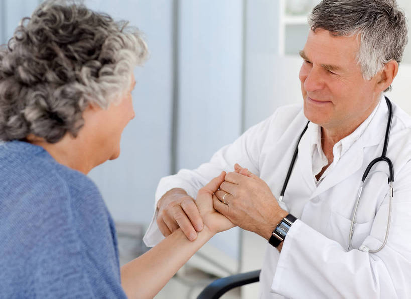 西方人,两个人,医生,病人,医院,坐,笑,微笑,横图,室内,白天,侧面,欧洲,欧洲人,服装,时间,时钟,手表,计时,注视,相视,衣服,白色,听诊器,钟表,观察,看,医护人员,医疗人员,面对面,表,服饰,观看,对视,腕表,察看,医疗设备,互视,衣着,白大褂,穿着,关注,病患,医疗器械,相对,医疗工具,实验服,把脉,医疗机构,相看,衣饰,切脉,评脉,检测工具,老年男性,老年女性,男人,男性,女人,女性,白种人,大夫,患者,就医者,钟,坐着,半身,彩图,病院,诊所,实验衣