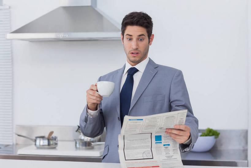 西方人,一个人,商务人士,商务男性,站,横图,室内,白天,正面,衬衫,烹饪,阅读,厨房,桌面,桌子,报纸,杯子,厨具,金属制品,欧洲,欧洲人,仅一个男性,仅一个人,握,学习,套装,朦胧,模糊,信息,金属,瓷器,工具,锅子,咖啡杯,领带,陶瓷制品,拿,拿着,注视,干净,锅,仅一个年轻男性,观察,看,站着,浏览,握着,锅具,油烟机,观看,新闻,察看,卫生,吸油烟机,象征,庄重,关注,瓷杯,商务装,身份,工薪阶层,烹饪用具,正式,地位,男人,男性,年轻男性,白种人,白领,上班族,烹调用具,烹调,站立,半身,彩图,衬衣,灶间,厨房料理台,报刊,料理台