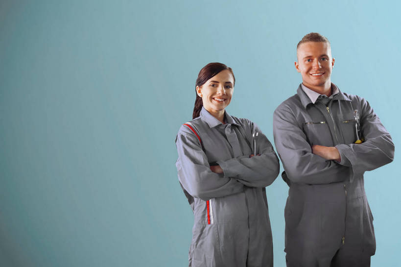 西方人,两个人,伙伴,朋友,工程师,站,笑,双手交叉,微笑,横图,室内,白天,正面,工作服,制服,友谊,合作,团队,欧洲,欧洲人,灰色背景,注视,观察,看,站着,战略,摄影,影棚,观看,察看,双手抱胸,关注,联合,合谋,工作制服,管理,配合,协作,男人,男性,年轻男性,年轻女性,女人,女性,白种人,设计,站立,半身,彩图,影棚拍摄,工作套服,拍摄,机械工程师,评估,人员