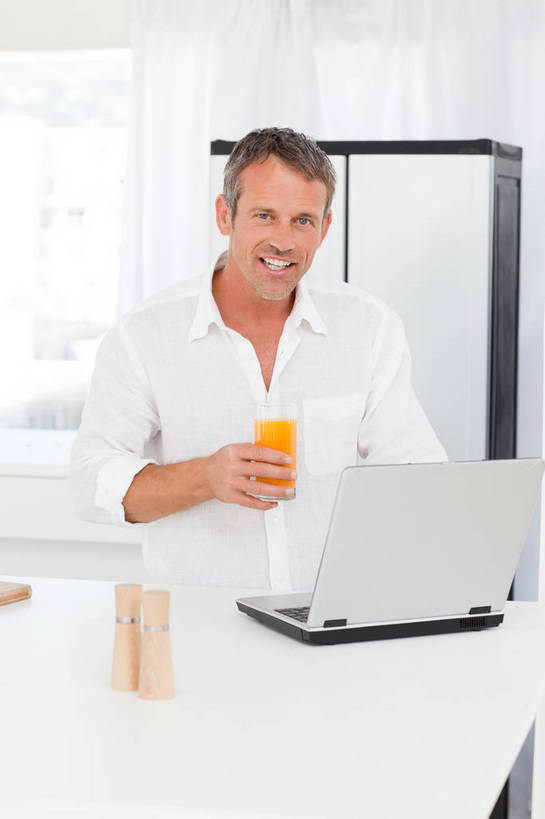 果汁,西方人,一个人,站,笑,微笑,露齿笑,竖图,室内,白天,正面,电脑,笔记本电脑,餐桌,厨房,桌子,杯子,欧洲,欧洲人,仅一个男性,仅一个人,仅一个中年男性,握,服装,网络,电器,冰箱,橙汁,饮品,拿,拿着,注视,休闲装,通讯设备,冷冻,冷柜,玻璃制品,饮料,衣服,水杯,冷藏柜,观察,看,站着,休闲,休闲服,握着,服饰,冷藏,餐台,观看,储藏,察看,无线,家电,家用电器,甜橙,关注,可口,通信设备,无线网络,无线上网,便携式电脑,保鲜,适口,手提电脑,男人,男性,中年男性,白种人,玻璃杯,橙子,橙,站立,半身,彩图,灶间,鹄壳,黄橙,黄果,金橙,金环,金球,糖橙