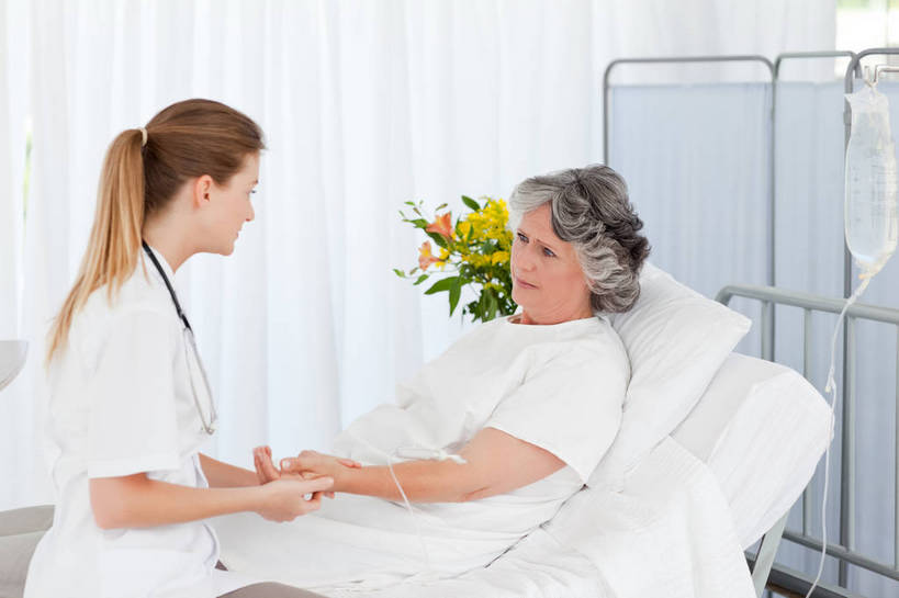 西方人,两个人,医生,病人,医院,站,躺,横图,室内,白天,侧面,工作服,制服,窗帘,床,家具,屏风,欧洲,欧洲人,阴影,装饰,盛开,反射,影子,床单,花蕾,注视,被子,花,花瓣,花朵,鲜花,一个,白色,帘子,病床,听诊器,花苞,花蕊,观察,看,站着,医护人员,医疗人员,遮阳,单个,观看,华丽,修饰,协调,点缀,察看,医疗设备,被单,遮挡,白大褂,病服,关注,病患,医疗器械,分隔,医疗工具,把脉,医疗机构,病号服,衬托,美观,雅致,雅观,工作制服,美化,切脉,评脉,检测工具,卧着,老年女性,年轻女性,女人,女性,白种人,大夫,患者,就医者,躺着,卧,站立,半身,彩图,工作套服,病院,诊所,病患服,护理床,医疗床,病人服,病员服