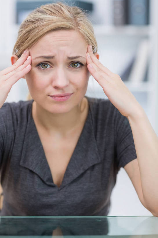 西方人,一个人,商务人士,商务女性,办公室,坐,竖图,室内,白天,正面,失败,柜子,家具,桌子,欧洲,欧洲人,仅一个年轻女性,仅一个女性,仅一个人,撑,套装,沮丧,朦胧,模糊,材料,档案,文件,纸,办公桌,注视,手稿,资料,观察,看,难受,疼痛,无奈,观看,失望,悲伤,头疼,头痛,证明,察看,撑着,伤心,难过,储存,关注,失落,文档,痛苦,商务装,档案柜,工薪阶层,颓废,办公家具,挫败,受挫,落败,落空,错过,失足,失意,失策,失算,颓丧,衰颓,悲哀,懊丧,颓靡,气馁,丧气,储备,蕴藏,贮备,败北,挫折,失利,年轻女性,女人,女性,白种人,白领,上班族,坐着,半身,彩图,贮存