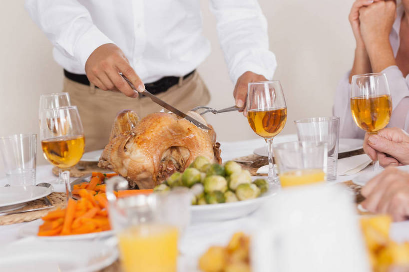 果汁,红酒,葡萄酒,西方人,中年人,两个人,家庭,夫妻,站,坐,横图,室内,白天,正面,爱情,烹饪,西餐,餐桌,桌子,鸡,萝卜,胡萝卜,黄瓜,蔬菜,杯子,餐具,欧洲,欧洲人,切开,握,服装,朦胧,模糊,新鲜,叉子,刀叉,刀子,碟子,高脚杯,盘,鸡肉,肉,橙汁,料理,食品,红酒杯,火鸡,白葡萄酒,酒类,饮品,烤火鸡,浪漫,拿,拿着,休闲装,菜肴,美食,肉类,玻璃制品,酒,食物,饮料,衣服,盘子,酒杯,碟,切,站着,休闲,温暖,温馨,一家人,休闲服,恩爱,西式,握着,恋人,服饰,佳肴,有机食品,绿色食品,餐台,和睦,甜橙,葡萄酒杯,可口,餐刀,黄萝卜,番萝卜,剖面,肉食,餐叉,切面,七面鸟,吐绶鸡,适口,男人,男性,女人,女性,中年男性,中年女性,白种人,夫妇,情侣,玻璃杯,进餐用具,橙子,橙,青瓜,胡瓜,红萝卜,甘荀,站立,坐着,半身,彩图,鹄壳,黄橙,黄果,金橙,金环,金球,糖橙,丁香萝卜,胡芦菔金,金笋,伴侣,融洽