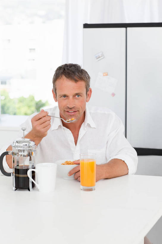 果汁,咖啡,西方人,一个人,坐,吃,竖图,室内,白天,正面,早餐,幸福,餐桌,厨房,窗户,桌子,杯子,欧洲,欧洲人,仅一个男性,仅一个人,仅一个中年男性,握,服装,朦胧,模糊,电器,壶,勺子,陶瓷,冰箱,谷物,橙汁,食品,陶瓷制品,饮品,拿,拿着,注视,休闲装,娱乐,冷冻,美食,饮食,冷柜,玻璃窗,玻璃制品,水壶,饮料,衣服,茶壶,容器,水杯,调羹,冷藏柜,汤匙,碗,观察,看,享受,休闲,温馨,休闲服,放松,乐趣,握着,保健,服饰,冷藏,餐台,观看,储藏,麦片,察看,提神,舒适,家电,家用电器,甜橙,储存,关注,可口,醒脑,软饮料,保鲜,适口,男人,男性,中年男性,白种人,玻璃杯,橙子,橙,嚼,食,坐着,半身,彩图,灶间,鹄壳,黄橙,黄果,金橙,金环,金球,糖橙,贮存