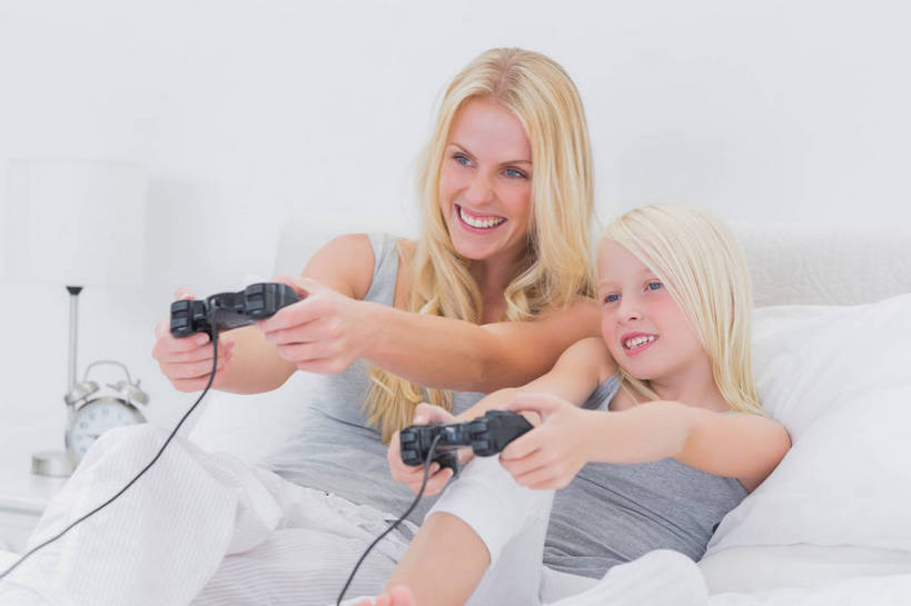 西方人,儿童,两个人,家庭,母亲,女儿,坐,笑,微笑,露齿笑,横图,室内,白天,正面,游戏,纯洁,床,柜子,靠垫,卧室,闹钟,照明,欧洲,欧洲人,握,服装,时间,时钟,双人床,灯光,床单,靠枕,拿,玩,计时,拿着,注视,休闲装,娱乐,被子,灯,小孩,衣服,床头柜,灯具,垫子,枕头,钟表,观察,看,休闲,温暖,温馨,母女,一家人,休闲服,表,可爱,母爱,童年,童趣,握着,服饰,游戏机,观看,活动,手柄,照亮,和睦,控制,察看,被单,游戏手柄,照明设备,储存,发泄,关注,消遣,智力,床头灯,童真,烂漫,无邪,宣泄,储备,蕴藏,贮备,天真,年轻女性,女孩,女人,女性,白种人,孩子,年轻人,钟,玩耍,嬉戏,坐着,半身,彩图,睡房,卧房,融洽,贮存,女生