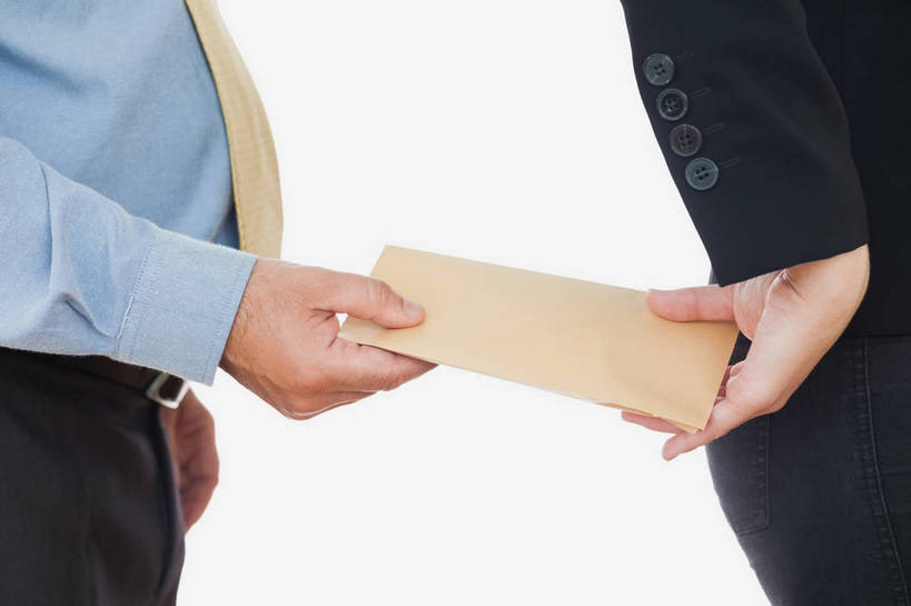 西方人,两个人,同事,商务人士,商务男性,站,横图,室内,白天,白色背景,侧面,衬衫,成功,合作,团队,集体,信心,欧洲,欧洲人,握,套装,中间,传递,信息,邮件,领带,联系,拿,拿着,腰带,队伍,站着,联络,握着,邮递,通信,摄影,影棚,信件,皮带,领导,象征,庄重,成就,商务装,身份,间谍,合伙,领袖,邮政,工薪阶层,配饰,正式,地位,裤带,男人,男性,年轻男性,白种人,白领,上班族,站立,半身,彩图,影棚拍摄,衬衣,拍摄,斥候,奸细,探子,细作,特工,特务