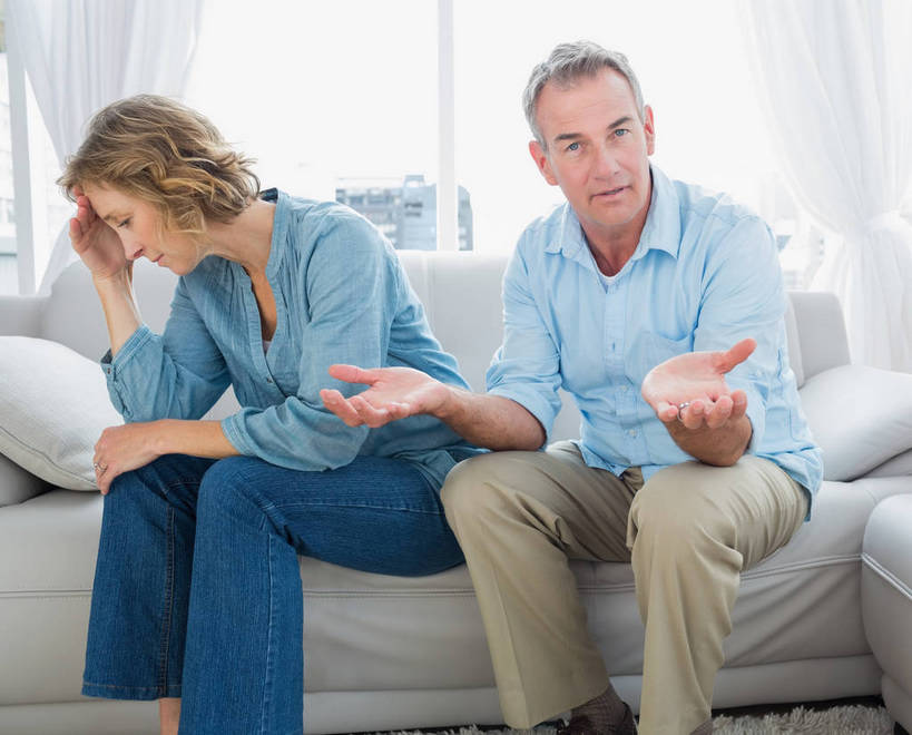 西方人,中年人,两个人,家庭,夫妻,客厅,坐,闭眼,横图,室内,白天,正面,爱情,失败,窗户,窗帘,靠垫,落地窗,沙发,欧洲,欧洲人,撑,服装,裤子,沮丧,装饰,靠枕,浪漫,托腮,牛仔裤,休闲装,玻璃窗,衣服,帘子,垫子,枕头,双手摊开,托,休闲,难受,温暖,温馨,一家人,休闲服,遮阳,恩爱,无奈,恋人,服饰,失望,遗憾,悲伤,华丽,修饰,烦恼,点缀,和睦,起居室,伤心,难过,托下巴,失落,布艺沙发,可惜,颓废,无计可施,挫败,受挫,落败,落空,错过,失足,失意,失策,失算,颓丧,衰颓,悲哀,懊丧,颓靡,气馁,丧气,衬托,美观,雅致,雅观,惋惜,怜惜,无语,客堂,单手托腮,败北,挫折,失利,男人,男性,女人,女性,中年男性,中年女性,白种人,夫妇,情侣,闭眼睛,闭着眼,闭着眼睛,坐着,半身,彩图,伴侣,融洽