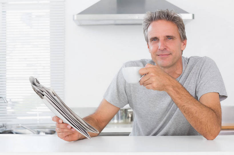 西方人,一个人,坐,笑,微笑,横图,室内,白天,正面,T恤衫,阅读,厨房,桌面,桌子,报纸,杯子,厨具,欧洲,欧洲人,仅一个男性,仅一个人,仅一个中年男性,握,学习,服装,信息,瓷器,工具,墙,咖啡杯,陶瓷制品,拿,T恤,拿着,注视,休闲装,干净,墙壁,墙面,衣服,灰色,观察,看,休闲,休闲服,浏览,握着,服饰,油烟机,观看,新闻,察看,卫生,吸油烟机,关注,瓷杯,男人,男性,中年男性,白种人,坐着,半身,彩图,灶间,厨房料理台,报刊,料理台