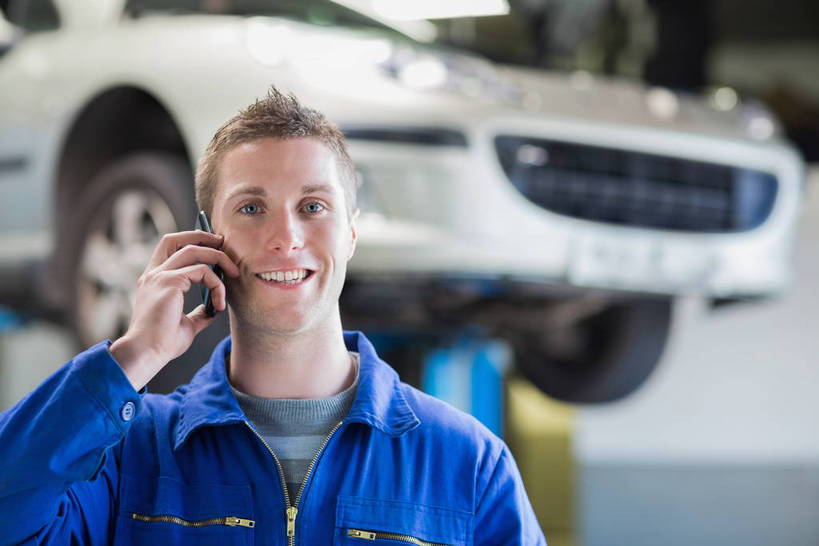 西方人,脸,头,脸颊,手,一个人,工厂,笑,说,打电话,微笑,露齿笑,横图,室内,白天,正面,工作服,制服,讨论,汽车,电话,手机,欧洲,欧洲人,仅一个男性,仅一个人,一辆,握,朦胧,模糊,拿,拿着,注视,通讯设备,肩膀,车,工人,仅一个年轻男性,蓝色,交通工具,轿车,观察,看,手部,握着,工业,生产,观看,单手,察看,关注,载具,一部,工作制服,交流,男人,男性,年轻男性,白种人,头部,脸部,脸蛋,面部,员工,沟通,讲话,交谈,商讨,说话,谈话,通话,半身,彩图,工作套服,制造厂,机械工人,匠人,劳动者,体力工