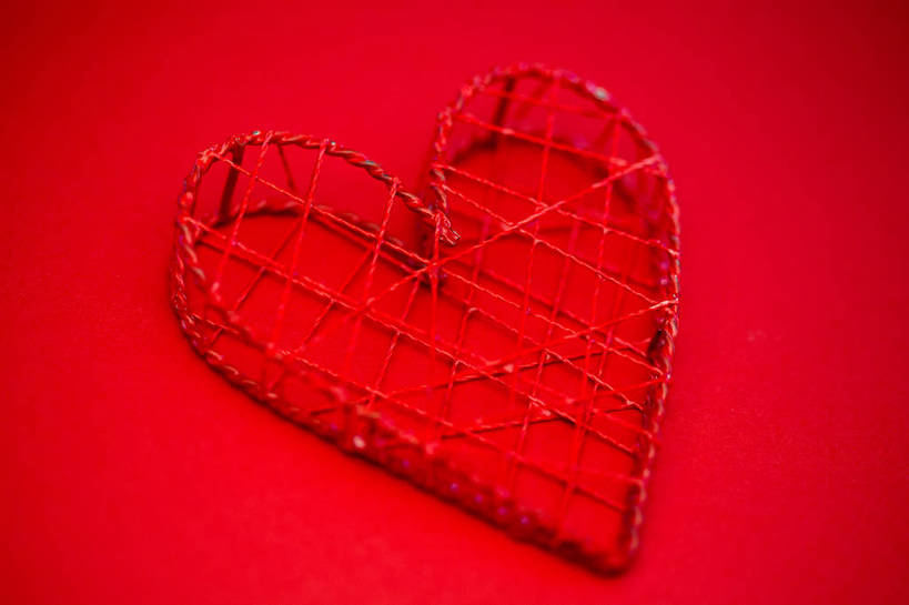 无人,横图,俯视,室内,特写,白天,爱情,兴奋,热情,静物,红色背景,爱心,开放,浪漫,盒子,一个,红色,容器,健康,温暖,温馨,心形,奔放,恩爱,活力,积极,激情,摄影,朝气,影棚,单个,储藏,暖色,吉祥,和睦,生命,储存,饱满,革命,热烈,赤色,充实,斗志,喜气,主动,心型,彩图,高角度拍摄,影棚拍摄,欢乐,拍摄,融洽,贮存