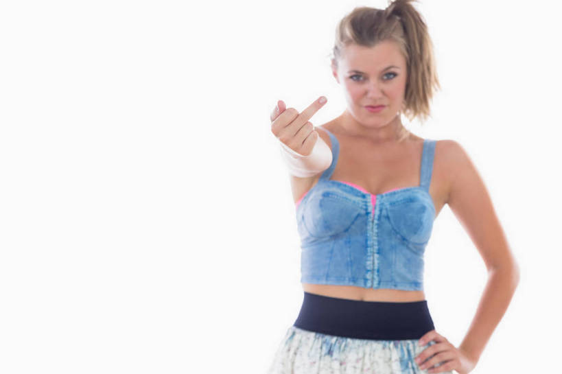 西方人,中指,一个人,站,横图,室内,白天,白色背景,正面,欧洲,欧洲人,仅一个年轻女性,仅一个女性,仅一个人,指,服装,注视,休闲装,方向,手叉腰,衣服,叉腰,观察,看,手势,站着,休闲,向上,休闲服,竖,摄影,服饰,影棚,观看,翘,察看,指向,鄙视,关注,挑衅,藐视,讽刺,蔑视,嘲笑,人身攻击,单手叉腰,年轻女性,女人,女性,白种人,站立,半身,彩图,影棚拍摄,拍摄