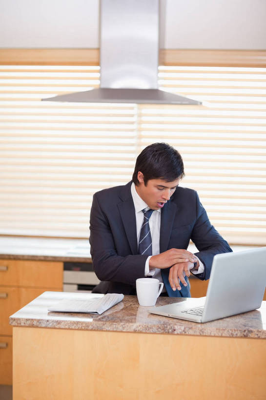 西方人,一个人,商务人士,商务男性,坐,竖图,室内,白天,正面,衬衫,阅读,电脑,笔记本电脑,厨房,桌面,桌子,报纸,杯子,厨具,欧洲,欧洲人,仅一个男性,仅一个人,学习,套装,时间,网络,信息,工具,时钟,手表,陶瓷,领带,陶瓷制品,计时,注视,干净,通讯设备,仅一个年轻男性,马克杯,水杯,钟表,观察,看,表,浏览,油烟机,观看,新闻,一台,腕表,察看,卫生,无线,吸油烟机,象征,庄重,关注,通信设备,商务装,身份,无线网络,无线上网,便携式电脑,工薪阶层,正式,地位,手提电脑,男人,男性,年轻男性,白种人,白领,上班族,钟,坐着,半身,彩图,衬衣,灶间,厨房料理台,报刊,料理台