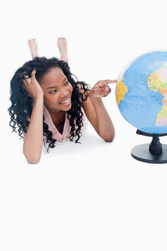 西方人,一个人,躺,笑,微笑,露齿笑,竖图,室内,白天,白色背景,正面,仪器,海洋,地图,欧洲,非洲,黑人,欧洲人,仅一个年轻女性,仅一个女性,仅一个人,撑,指,服装,网格,地球仪,线条,世界地图,地球,陆地,全球,抬腿,注视,休闲装,光脚,方向,球,衣服,经纬线,模型,观察,看,趴着,手势,休闲,球体,赤脚,休闲服,摄影,地理,国家,服饰,影棚,观看,大陆,察看,世界,撑着,指向,食指,关注,纬线,版图,经线,经纬仪,地理学,卧着,年轻女性,女人,女性,非洲人,趴,躺着,卧,彩图,全身,影棚拍摄,拍摄,大洋,大洲