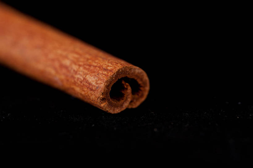 无人,横图,室内,特写,白天,正面,黑色背景,调味,香料,佐料,肉桂,一个,摄影,影棚,单个,配料,桂皮,作料,官桂,牡桂,筒桂,香桂,玉桂,彩图,影棚拍摄,拍摄