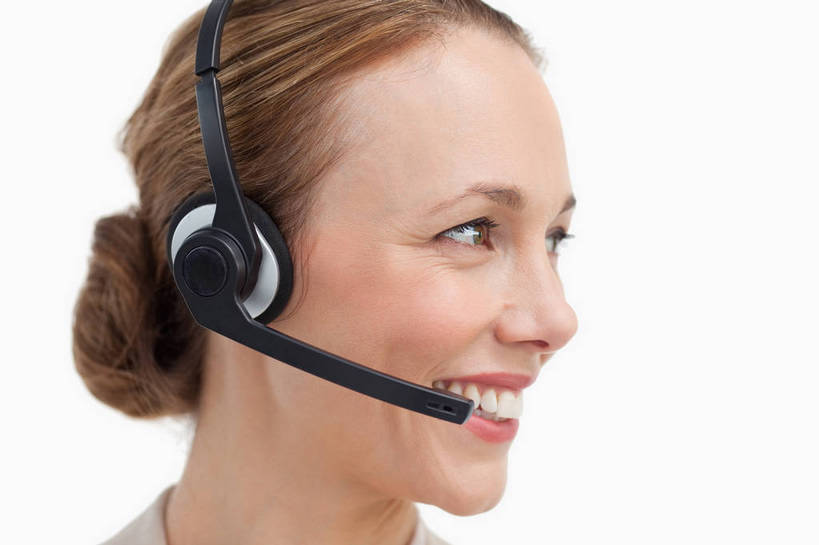 西方人,脸,头,脸颊,脖子,一个人,商务人士,商务女性,笑,微笑,露齿笑,横图,室内,特写,白天,白色背景,正面,欧洲,欧洲人,仅一个女性,仅一个人,套装,听,扭头,注视,耳机,耳麦,话筒,观察,看,转头,仅一个中年女性,摄影,影棚,观看,察看,麦克风,头戴式耳麦,关注,扩音器,商务装,传声器,工薪阶层,微音器,女人,女性,中年女性,白种人,头部,脖,颈,颈部,脸部,脸蛋,面部,白领,上班族,半身,彩图,影棚拍摄,拍摄,头戴式耳机