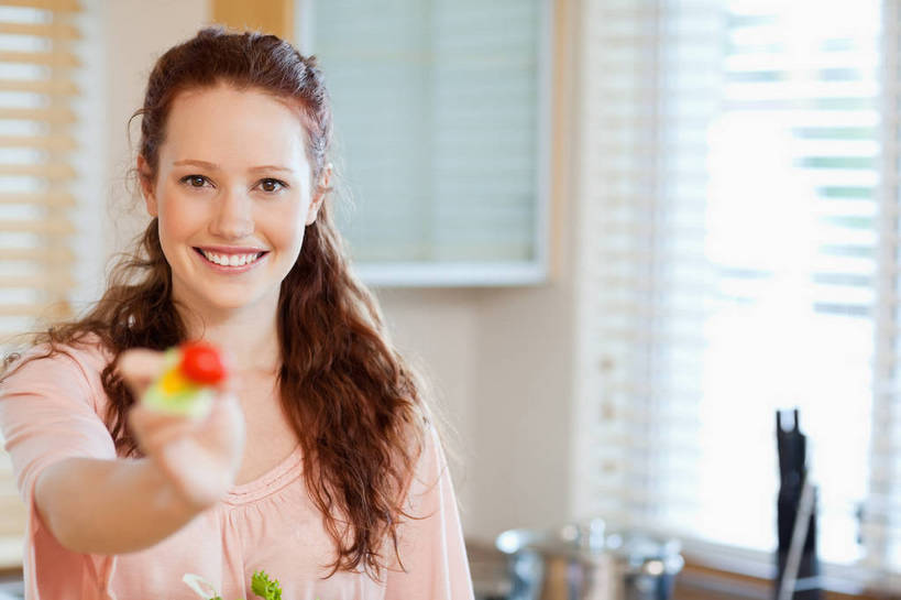 西方人,一个人,站,笑,微笑,露齿笑,横图,室内,白天,正面,烹饪,西餐,厨房,窗户,柜子,桌面,桌子,黄瓜,蔬菜,西红柿,小番茄,欧洲,欧洲人,仅一个年轻女性,仅一个女性,仅一个人,握,服装,朦胧,模糊,新鲜,百叶窗,调料,酱料,酱汁,蔬菜沙拉,佐料,沙拉,料理,食品,调味品,储物柜,拿,调味料,拿着,注视,休闲装,色拉,酱,沙拉酱,沙律,菜肴,美食,食物,衣服,观察,看,站着,休闲,休闲服,西式,握着,服饰,佳肴,有机食品,绿色食品,观看,色拉酱,察看,储存,关注,储备,蕴藏,贮备,小西红柿,樱桃小番茄,珍珠小番茄,年轻女性,女人,女性,白种人,樱桃番茄,圣女果,青瓜,胡瓜,番茄,站立,半身,彩图,灶间,厨房料理台,贮存,料理台