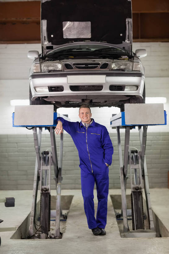 西方人,一个人,工厂,站,竖图,室内,白天,正面,工作服,制服,汽车,欧洲,欧洲人,仅一个男性,仅一个人,一辆,注视,设备,车,工人,仅一个年轻男性,蓝色,交通工具,轿车,观察,看,靠,靠着,倚靠,站着,机械,工业,观看,支撑,察看,倚着,关注,载具,起重,千斤顶,工作制服,男人,男性,年轻男性,白种人,员工,站立,彩图,全身,工作套服,制造厂,机械工人,匠人,劳动者,体力工,生产工厂